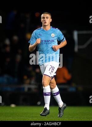 Oxford, Regno Unito. Xviii Dicembre, 2019. Taylor Harwood-Bellis dell uomo città durante la Coppa Carabao QF match tra Oxford United e il Manchester City al Kassam Stadium, Oxford, Inghilterra il 18 dicembre 2019. Foto di Andy Rowland. Credito: prime immagini multimediali/Alamy Live News Foto Stock