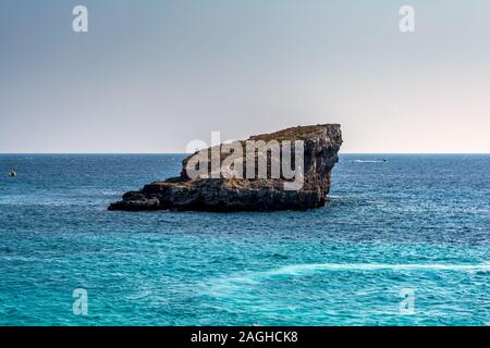 Roccia nel mare Mediterraneo in laguna blu Foto Stock