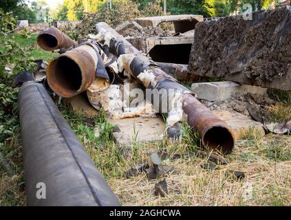 Smontaggio vecchi tubi principali della città di impianto di riscaldamento Foto Stock