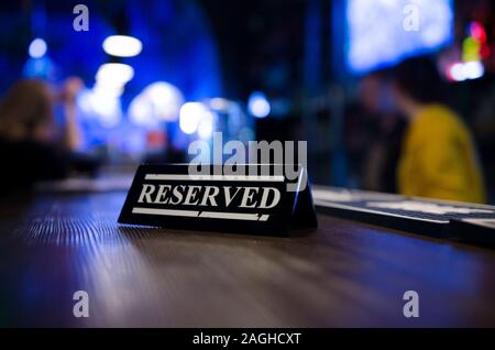 Ristorante riservato tabella segno. Interno della caffetteria alla moda, spazio di copia Foto Stock