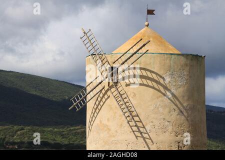 Vecchio mulino a vento spagnolo nella laguna di Orbetello vicino all'Argentario, Toscana, Italia. Foto Stock