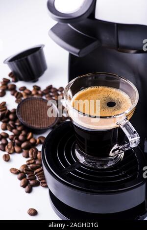 Tazzina di caffè preparato con la macchina del caffè in capsule Foto Stock
