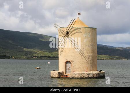 Vecchio mulino a vento spagnolo nella laguna di Orbetello vicino all'Argentario, Toscana, Italia. Foto Stock