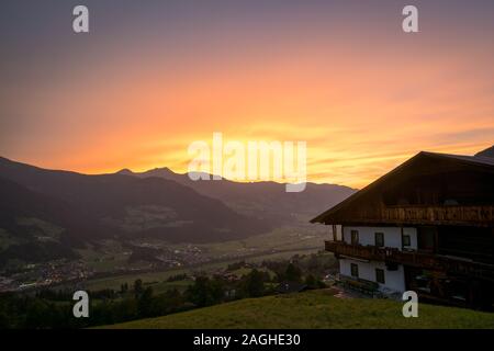 Bel tramonto sopra la valle Zillertal "' in Tirol, Austria. Tipici cottage austriaco in primo piano. Foto Stock