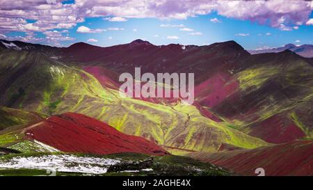 Palccoyo Red Valley vicino al Rainbow in montagna Palccoyo, Cusco, Perù Foto Stock