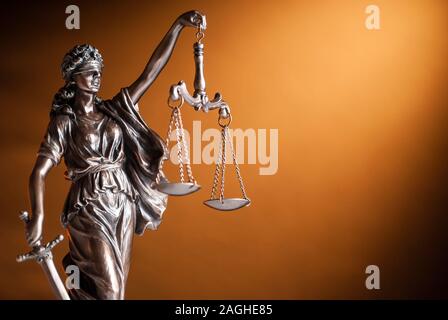 Statua di bronzo di giustizia azienda scale up Foto Stock