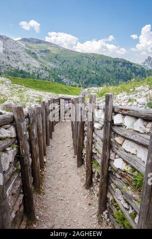 Ripristinato trincea della prima guerra mondiale nelle montagne dolomitiche, Italia Foto Stock