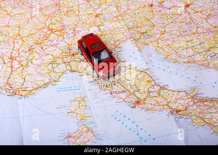 Rosso giocattolo auto sulla mappa di Europa Foto Stock