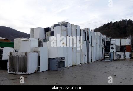 Un mucchio di bianco disposto merci a rifiuti urbani depot. La Slovenia Foto Stock