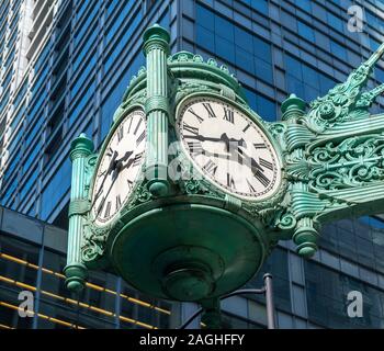 Clock sull'angolo del campo Marshall department store edificio su State Street nel quartiere di loop di Chicago, Illinois, Stati Uniti d'America. Foto Stock