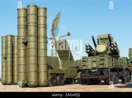 Sistema a getto di VOLLEY FIRE (MLRS), BMPT, SMERCH, S-300, pantsir-s1 Salone in Zhukovsky, Russia 2014. Foto Stock