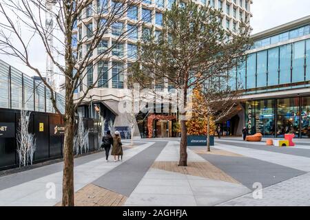 Albero di natale e luci tramite il punto di centro a St Giles Square, London REGNO UNITO Foto Stock