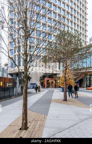 Albero di natale e luci tramite il punto di centro a St Giles Square, London REGNO UNITO Foto Stock