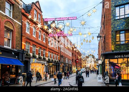 Le luci di Natale in Earlham Street, Covent Garden di Londra, Regno Unito Foto Stock