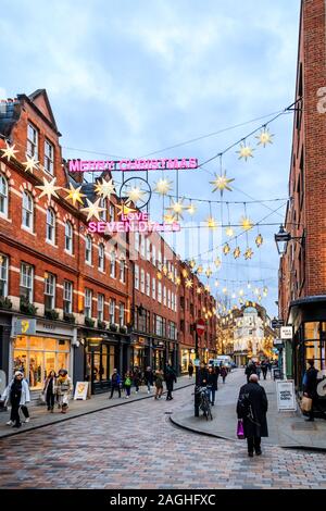 Le luci di Natale in Earlham Street, Covent Garden di Londra, Regno Unito Foto Stock