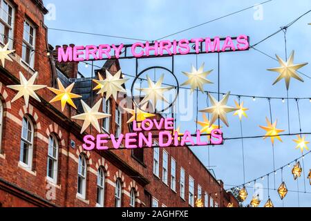 Le luci di Natale in Earlham Street, Covent Garden di Londra, Regno Unito Foto Stock