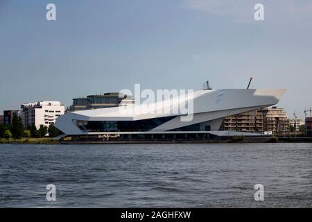 Vista di occhio film Museum e il canale nella parte nord di Amsterdam. È una soleggiata giornata estiva. Foto Stock