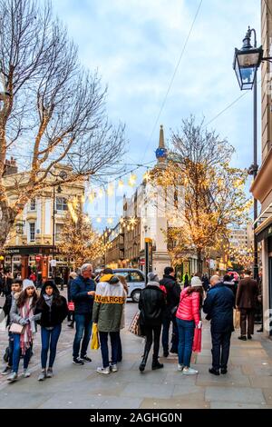 Le luci di Natale in Earlham Street, Covent Garden di Londra, Regno Unito Foto Stock