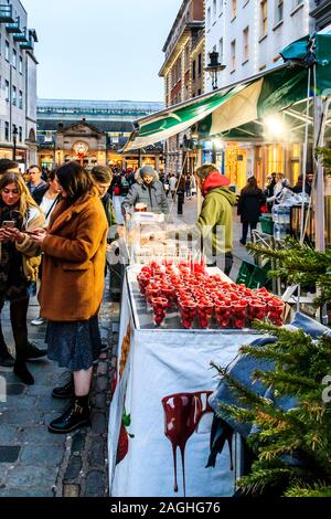 Un arrosto di castagne e di stallo di fragola in James Street, Covent Garden di Londra, Regno Unito Foto Stock