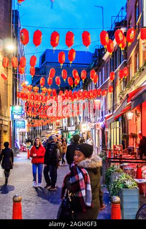 Acquirenti e turisti in Lisle Street a Chinatown, Soho, London, Regno Unito Foto Stock