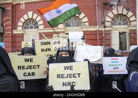 Kolkata, India. Xix Dec, 2019. Le persone stanno protestando contro la CAA (Cittadinanza emendamento atto) e NRC (Registro Nazionale dei cittadini). Il governo ha imposto la legge che impedisce di raduni di quattro o più persone conosciute come 144 in Uttarpradesh e secondo notizie di stampa in parti di New Delhi come pure . Coprifuoco remian nel luogo in alcune aree. Internet, servizi di comunicazione mobile sono stati sospesi in molte aree della direzione del governo. Credito: Massimo Mauro Shee/ZUMA filo/Alamy Live News Foto Stock