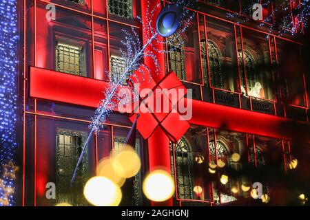 Londra, Regno Unito. 18 Nov 2019. Decorazioni natalizie fuori dal negozio Cartier su New Bond Street. Credito: Waldemar Sikora Foto Stock