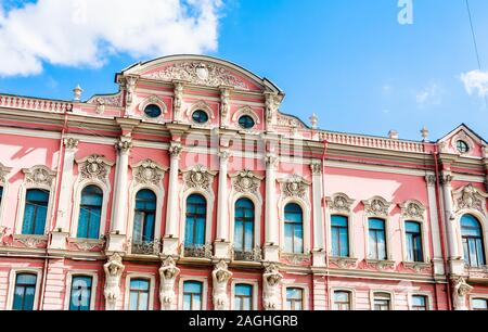 Beloselsky-Belozersky palazzo in stile russo di neo-barocco. Le figure di atlanti scolpiti sulla facciata dell'edificio. Foto Stock