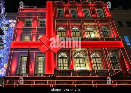 Londra, Regno Unito. 18 Nov 2019. Decorazioni natalizie fuori dal negozio Cartier su New Bond Street. Credito: Waldemar Sikora Foto Stock