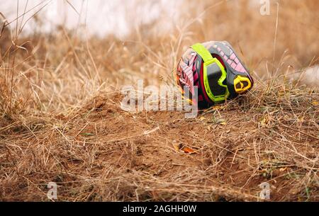 Sports racing casco per Enduro sdraiati sull'erba Foto Stock