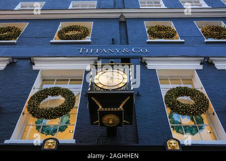 Londra, Regno Unito. 20 Nov 2019. Esterno del negozio Tiffany & Co. Su New Bond Street con decorazioni natalizie. Credito: Waldemar Sikora Foto Stock