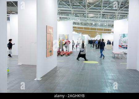 Artissima 2019: persone che visitano la fiera di arte contemporanea a ovale in Torino, Italia Foto Stock