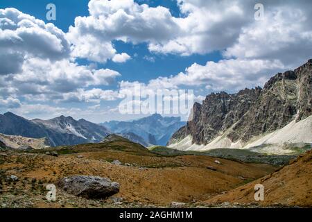 Le Valli del Cuneese, dominata dal Monviso sono caratterizzati dalla presenza di migliaia di piccoli laghi in cui le montagne e il cielo sono refle Foto Stock