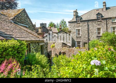 Giardino anteriore di una casa nel villaggio di Grasmere, Lake District, England, Regno Unito Foto Stock