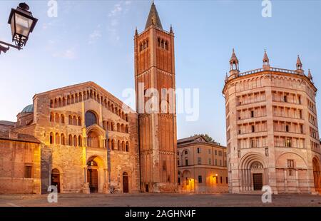 La mattina presto in Piazza Duomo nel centro storico di Parma, emilia romagna, Italia. Foto Stock