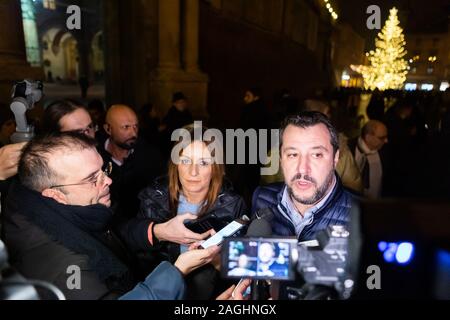 Bologna, Italia. 19 dic 2019. Il politico italiano Matteo Salvini (leader della Lega Nord) e Lucia Borgonzoni candidato del partito di lega per il Governatore della Regione Emilia Romagna nel gennaio 2020 elezioni parlare ad una improvvisa conferenza stampa in Piazza Maggiore sul dicembre 19, 2019 a Bologna, Italia. Credito: Massimiliano Donati/Alamy Live News Foto Stock