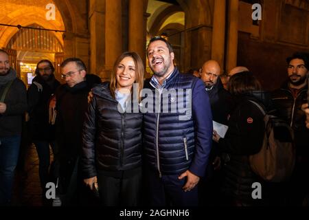 Bologna, Italia. 19 dic 2019. Il politico italiano Matteo Salvini (leader della Lega Nord) e Lucia Borgonzoni candidato del partito di lega per il Governatore della Regione Emilia Romagna nel gennaio 2020 elezioni parlare ad una improvvisa conferenza stampa in Piazza Maggiore sul dicembre 19, 2019 a Bologna, Italia. Credito: Massimiliano Donati/Alamy Live News Foto Stock