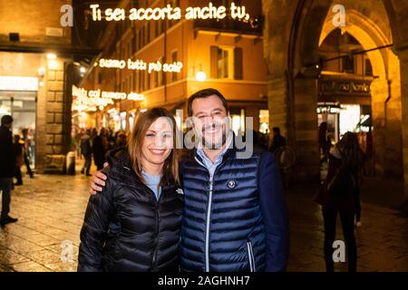 Bologna, Italia. 19 dic 2019. Il politico italiano Matteo Salvini (leader della Lega Nord) e Lucia Borgonzoni candidato del partito di lega per il Governatore della Regione Emilia Romagna nel gennaio 2020 elezioni parlare ad una improvvisa conferenza stampa in Piazza Maggiore sul dicembre 19, 2019 a Bologna, Italia. Credito: Massimiliano Donati/Alamy Live News Foto Stock