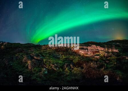 Aurora Boreale (Northern lights) dancing oltre l'Islanda. Foto Stock