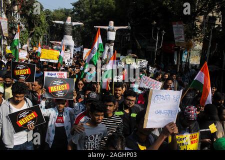 Kolkata, India. Xix Dec, 2019. Kolkata e dintorni Tutti gli studenti con l'attrice Aparna Sen e con i suoi sostenitori passeggiate in un rally di massa per protestare contro il governo indiano Cittadinanza dell' emendamento atto (CAA) in Kolkata. Nuove manifestazioni di protesta contro l'India la nuova legge sulla cittadinanza ha eruttato il 19 dicembre come presunta brutalità della polizia ha alimentato la furia contro la normativa che i critici dicono che è anti-musulmano. (Foto di Shomindro Dutta/Pacific Stampa) Credito: Pacific Press Agency/Alamy Live News Foto Stock