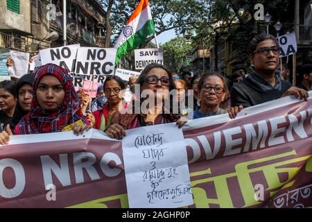 Kolkata, India. Xix Dec, 2019. Kolkata e dintorni Tutti gli studenti con l'attrice Aparna Sen e con i suoi sostenitori passeggiate in un rally di massa per protestare contro il governo indiano Cittadinanza dell' emendamento atto (CAA) in Kolkata. Nuove manifestazioni di protesta contro l'India la nuova legge sulla cittadinanza ha eruttato il 19 dicembre come presunta brutalità della polizia ha alimentato la furia contro la normativa che i critici dicono che è anti-musulmano. (Foto di Shomindro Dutta/Pacific Stampa) Credito: Pacific Press Agency/Alamy Live News Foto Stock