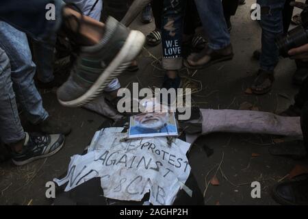 Kolkata, India. Xix Dec, 2019. Kolkata e dintorni Tutti gli studenti con l'attrice Aparna Sen e con i suoi sostenitori passeggiate in un rally di massa per protestare contro il governo indiano Cittadinanza dell' emendamento atto (CAA) in Kolkata. Nuove manifestazioni di protesta contro l'India la nuova legge sulla cittadinanza ha eruttato il 19 dicembre come presunta brutalità della polizia ha alimentato la furia contro la normativa che i critici dicono che è anti-musulmano. (Foto di Shomindro Dutta/Pacific Stampa) Credito: Pacific Press Agency/Alamy Live News Foto Stock