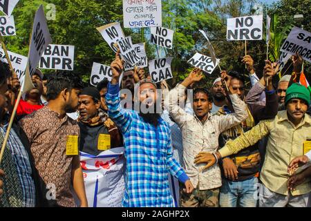 Kolkata, India. Xix Dec, 2019. Kolkata e dintorni Tutti gli studenti con l'attrice Aparna Sen e con i suoi sostenitori passeggiate in un rally di massa per protestare contro il governo indiano Cittadinanza dell' emendamento atto (CAA) in Kolkata. Nuove manifestazioni di protesta contro l'India la nuova legge sulla cittadinanza ha eruttato il 19 dicembre come presunta brutalità della polizia ha alimentato la furia contro la normativa che i critici dicono che è anti-musulmano. (Foto di Shomindro Dutta/Pacific Stampa) Credito: Pacific Press Agency/Alamy Live News Foto Stock