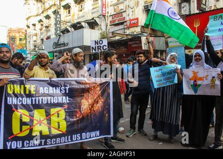 Kolkata, India. Xix Dec, 2019. Kolkata e dintorni Tutti gli studenti con l'attrice Aparna Sen e con i suoi sostenitori passeggiate in un rally di massa per protestare contro il governo indiano Cittadinanza dell' emendamento atto (CAA) in Kolkata. Nuove manifestazioni di protesta contro l'India la nuova legge sulla cittadinanza ha eruttato il 19 dicembre come presunta brutalità della polizia ha alimentato la furia contro la normativa che i critici dicono che è anti-musulmano. (Foto di Shomindro Dutta/Pacific Stampa) Credito: Pacific Press Agency/Alamy Live News Foto Stock