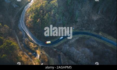 Strada nella foresta di autunno vista aerea Foto Stock