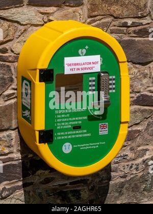 Nuovo vuoto di colore giallo brillante il defibrillatore semiautomatico esterno (AED) armadio con preavviso 'Defibrillator non ancora in servizio', Glenfield Lodge Park,leicestershire, Regno Unito Foto Stock