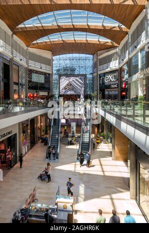 Interno, Highcross Shopping Centre in una giornata di sole in estate, Leicester, England, Regno Unito Foto Stock