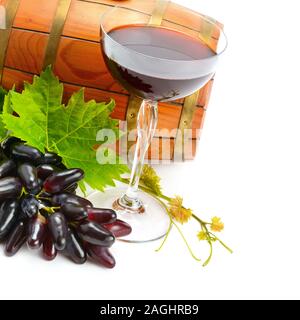 Bicchiere di vino e la canna isolati su sfondo bianco Foto Stock