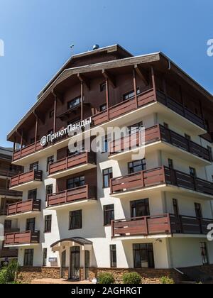 Hotel hotel con la scritta su di esso un rifugio di Panda in Rosa Khutor. Altezza 1100 m. La Russia Sochi 08 04 2019 Foto Stock