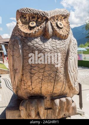 Bella figura di un gufo di legno. Rosa Khutor. La Russia Sochi 08 04 2019 Foto Stock