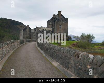 Eilean Donan Castle - guardando verso il basso il ponte da est Foto Stock